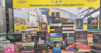 Bibliotekos fondus papildė mokytojos Erikos Skrėliūnienės sukauptos knygos